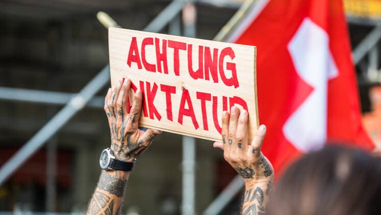 Bern, Schweiz - 12. August 2021: Die Botschaften der Aktivisten an der Demonstration gegen die Schweizer Landesregierung waren klar.