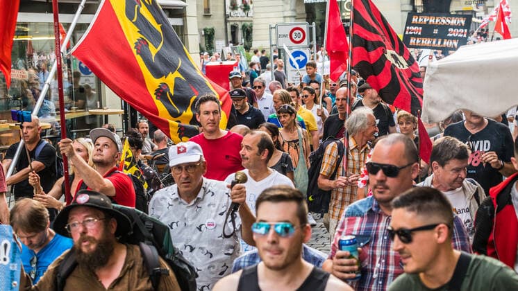 Bern, Schweiz - 12. August 2021: Gemäss den Organisatoren nahmen an der Spontandemonstration gegen die Schweizer Landesregierung über 3000 Personen teil.