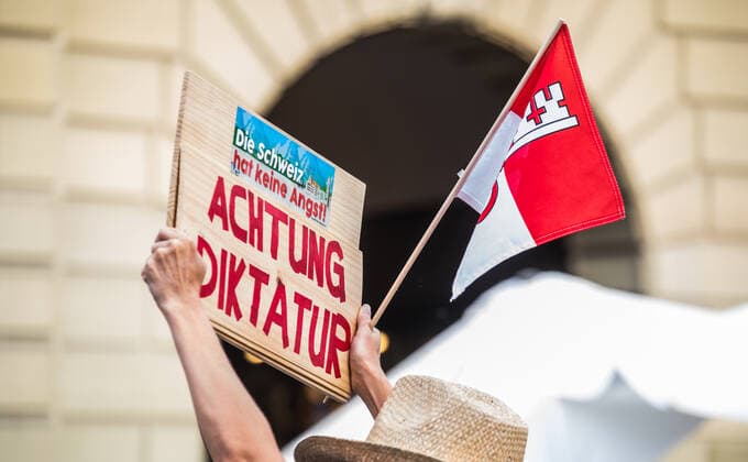 Bern, Schweiz - 12. August 2021: Die Botschaften der Aktivisten an der Demonstration gegen die Schweizer Landesregierung waren klar.