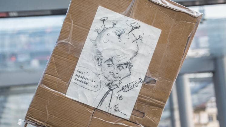 Bern, Schweiz - 12. August 2021: Die Botschaften der Aktivisten an der Demonstration gegen die Schweizer Landesregierung waren klar.