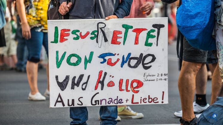 Bern, Schweiz - 12. August 2021: Die Botschaften der Aktivisten an der Demonstration gegen die Schweizer Landesregierung waren klar.