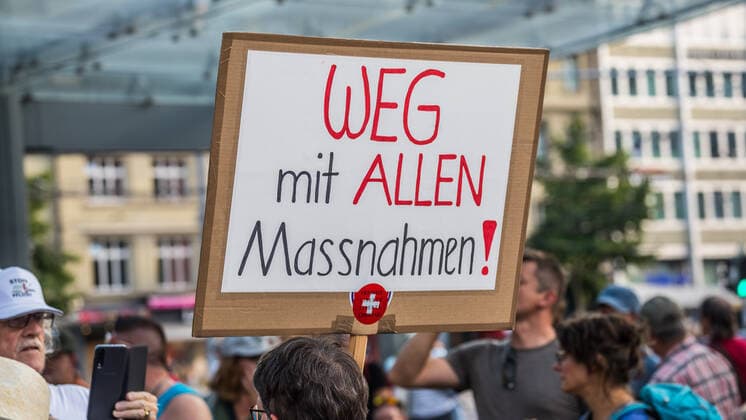 Bern, Schweiz - 12. August 2021: Die Botschaften der Aktivisten an der Demonstration gegen die Schweizer Landesregierung waren klar.