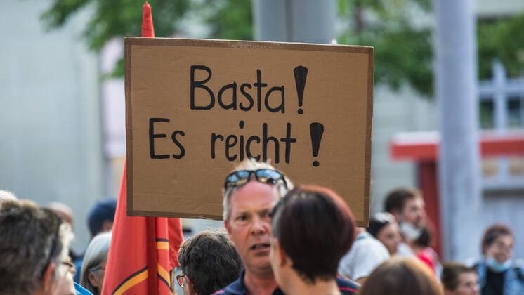 Bern, Schweiz - 12. August 2021: Die Botschaften der Aktivisten an der Demonstration gegen die Schweizer Landesregierung waren klar.