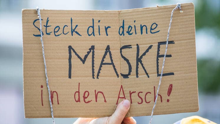 Bern, Schweiz - 12. August 2021: Die Botschaften der Aktivisten an der Demonstration gegen die Schweizer Landesregierung waren klar.