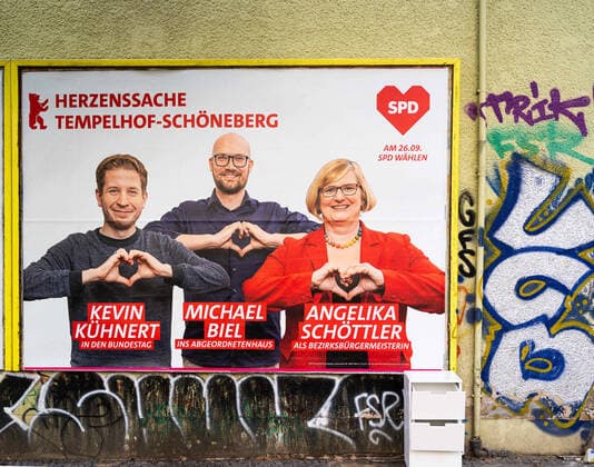 Berlin, Deutschland 10. August 2021: Wahlplakate in Berlin, im Bild, ein Plakat von Kevin Kühnert (SPD), Michael Biel (SPD) und Angelika Schöttler (SPD) Berlin *** Berlin, Germany 10 August 2021 election posters in Berlin, in the picture, a poster of Kevin Kühnert SPD , Michael Biel SPD and Angelika Schöttler SPD Berlin Copyright: xFotostandx xBielickex