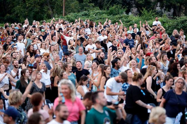 Audience at a benefit concert at the South Bridge in aid of the victims of the century flood in the Eifel Performances and catering take place under Corona conditions because of the Covid 19 pandemic From an incidence of 50 applies in Cologne again It may only 500 tested people in concerts, cinemas and theaters inside in compliance with mi Foto:xC.xHardtx xFuturexImage