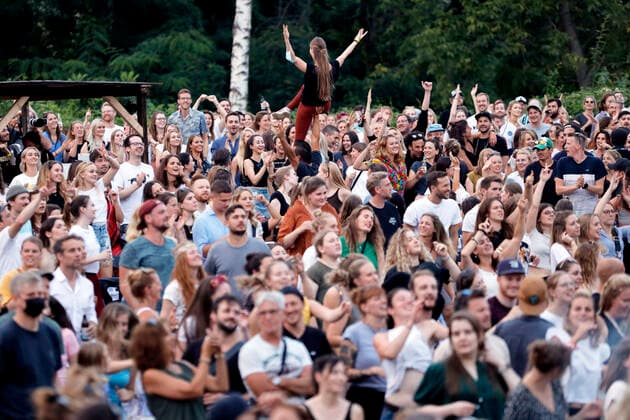 Audience at a benefit concert at the South Bridge in aid of the victims of the century flood in the Eifel Performances and catering take place under Corona conditions because of the Covid 19 pandemic From an incidence of 50 applies in Cologne again It may only 500 tested people in concerts, cinemas and theaters inside in compliance with mi Foto:xC.xHardtx xFuturexImage