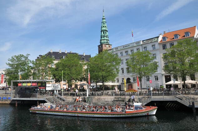Copenhagen, Denmark. 12 Aguust 2021 , Sun shine day ou door cafe service and boat crusing tourism in Christianshvn canal . (Photo..Francis Joseph Dean Dean Pictures)