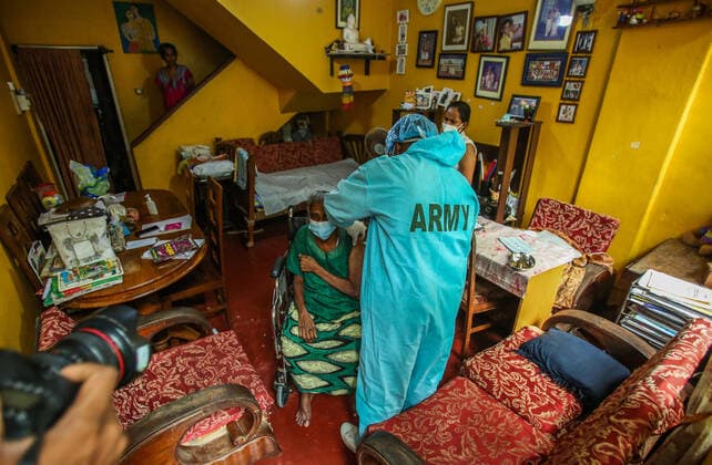 News Bilder des Tages August 13, 2021, colombo, Sri Lanka: Sri Lankan army health official inoculates a woman with a dose of the Covid-19 coronavirus during a mobile vaccination drive in Colombo on August 13, 2021. colombo Sri Lanka. - ZUMAd152 20210813_znp_d152_003 Copyright: xPradeepxDambaragex