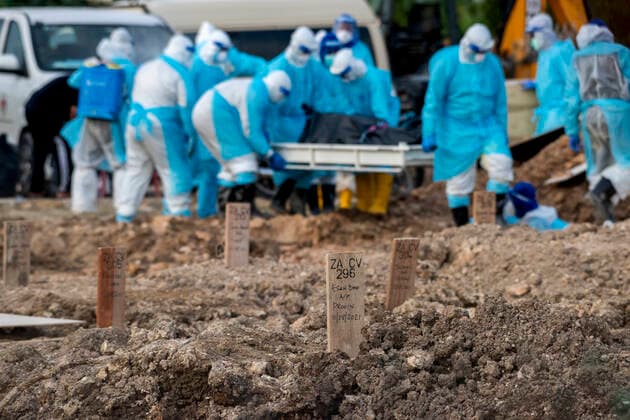 News Bilder des Tages (210813) -- KUALA LUMPUR, Aug. 13, 2021 -- Workers wearing protective suits carry the body of a COVID-19 victim at a graveyard in Selangor, Malaysia, Aug. 13, 2021. Malaysia recorded 21,468 new COVID-19 infections, the Health Ministry said on Friday, bringing the national total to 1,363,683. (Photo by Xinhua) MALAYSIA-COVID-19-CASES ChongxVoonxChung