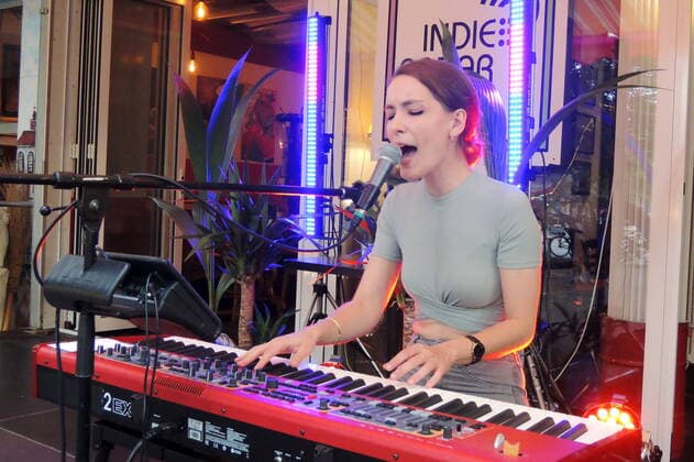 Die deutsche Singer-Songwriterin Maria Basel am Keyboard bei Indie Radar Ruhr vor dem Gdanska, Oberhausen. German singer-songwriter Maria Basel in Oberhausen, 2021. Oberhausen NRW DEU;DE;GERMANY;DEUTSCHLAND;ALLEMAGNE