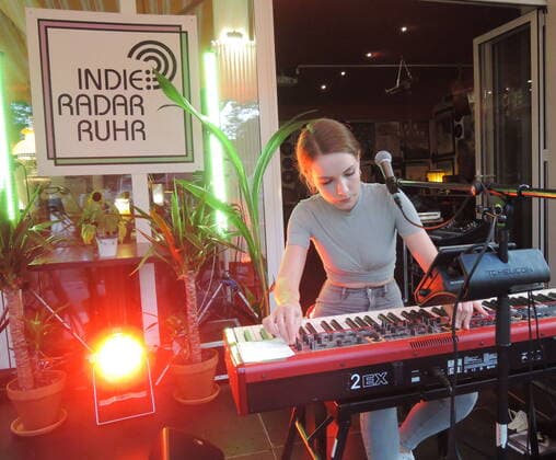 Die deutsche Singer-Songwriterin Maria Basel am Keyboard bei Indie Radar Ruhr vor dem Gdanska, Oberhausen. German singer-songwriter Maria Basel in Oberhausen, 2021. Oberhausen NRW DEU;DE;GERMANY;DEUTSCHLAND;ALLEMAGNE