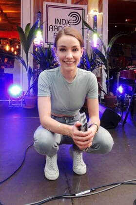 Die deutsche Singer-Songwriterin Maria Basel bei Indie Radar Ruhr vor dem Gdanska, Oberhausen. German singer-songwriter Maria Basel in Oberhausen, 2021. Oberhausen NRW DEU;DE;GERMANY;DEUTSCHLAND;ALLEMAGNE