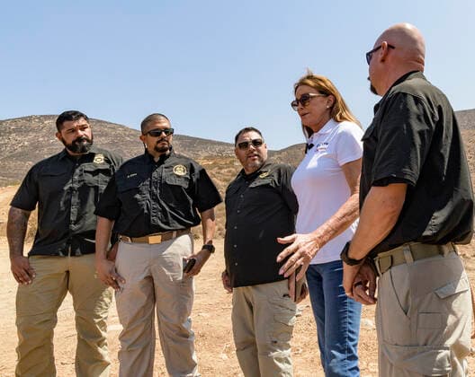 August 13, 2021, San Diego, California, USA: Republican candidate for California governor CAITLYN JENNER visits the border with Mexico, flanked by Border Patrol agents. San Diego USA - ZUMAb202 20210813_znp_b202_002 Copyright: xDavidxBarakx