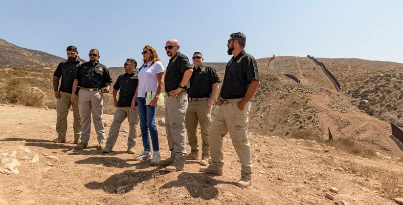 August 13, 2021, San Diego, California, USA: Republican candidate for California governor CAITLYN JENNER visits the border with Mexico, flanked by Border Patrol agents. A section of the double fence, including an unfinished gap, is in the distance. San Diego USA - ZUMAb202 20210813_znp_b202_003 Copyright: xDavidxBarakx