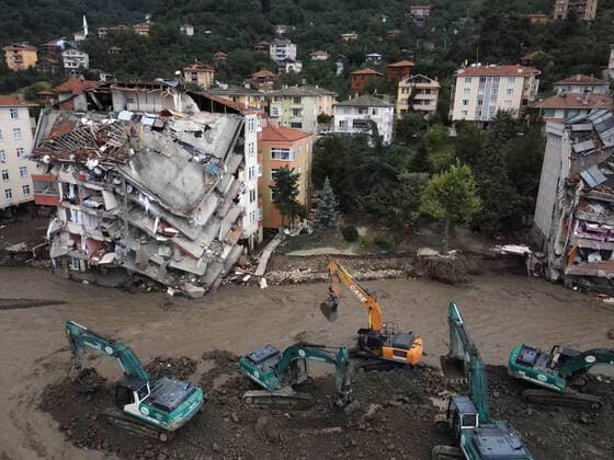 Bilder des Jahres 2021, News 08 August News Themen der Woche KW32 News Bilder des Tages (210813) -- KASTAMONU (TURKEY), Aug. 13, 2021 -- Aerial photo taken on Aug. 13, 2021 shows an area hit by floods in Bozkurt town of Kastamonu province, Turkey. Flash floods that hit three provinces in Turkey s Black Sea region have left 27 people dead, the country s disaster management authority said on Friday. Turkey s Disaster and Emergency Management Presidency said that 25 people died in Kastamonu province and two others in Sinop province, while one person went missing in Bartin province. (Photo by Xinhua) TURKEY-KASTAMONU-FLOODS-AFTERMATH MustafaxKaya 