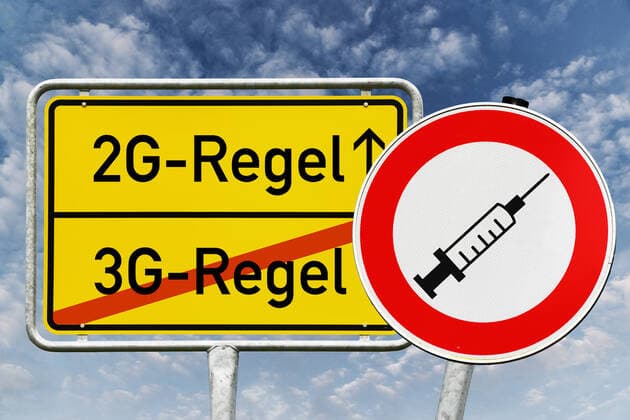 PHOTOMONTAGE, sign with the inscription 2G rule and 3G rule ** NUR FUER REDAKTIONELLE ZWECKE ** EDITORIAL USE ONLY **
