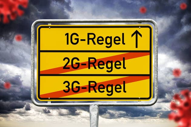 PHOTOMONTAGE, sign with the inscription 1G rule, 2G rule and 3G rule ** NUR FUER REDAKTIONELLE ZWECKE ** EDITORIAL USE ONLY **
