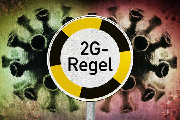 PHOTOMONTAGE, sign with the inscription 2G Rule ** NUR FUER REDAKTIONELLE ZWECKE ** EDITORIAL USE ONLY **
