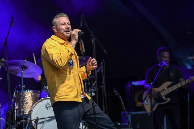 14 08 2021, xlakx, Entertaiment Musik, SASHA und Band auf der Freilichtbühne Eisenhuettenstadt emspor, v l The anniversary concert for 70 years plus 1 Werk Stadt by SASHA with band Anniversaries are always an occasion for a big