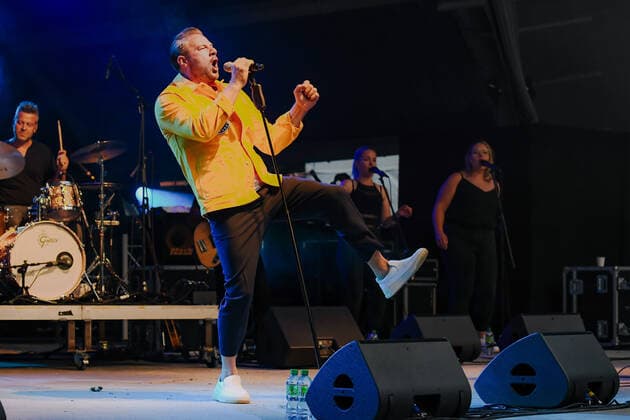 14 08 2021, xlakx, Entertaiment Musik, SASHA und Band auf der Freilichtbühne Eisenhuettenstadt emspor, v l The anniversary concert for 70 years plus 1 Werk Stadt by SASHA with band Anniversaries are always an occasion for a big