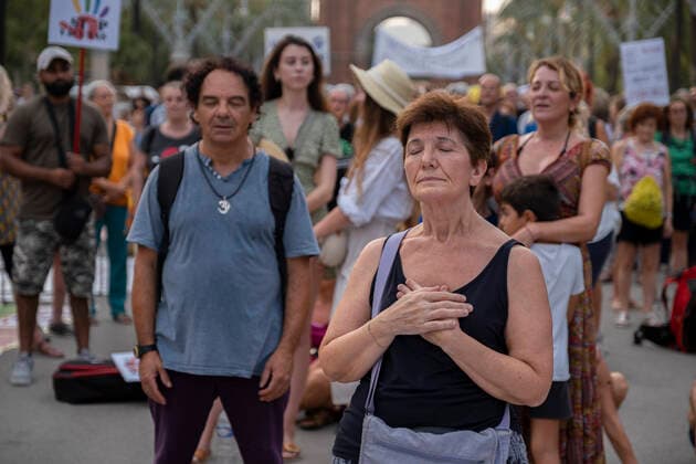 August 14, 2021, Barcelona, Spain: Protesters meditating, during the demonstration..Hundreds of people have gathered at the Arc de Triomphe against the campaign launched by the Department of Health and the Spanish Government to vaccinate children against Covid 19. Barcelona Spain - ZUMAs197 20210814_zaa_s197_201 Copyright: xPacoxFreirex