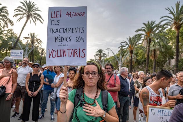 August 14, 2021, Barcelona, Spain: A protester holding a placard against compulsory vaccination, during the demonstration..Hundreds of people have gathered at the Arc de Triomphe against the campaign launched by the Department of Health and the Spanish Government to vaccinate children against Covid 19. Barcelona Spain - ZUMAs197 20210814_zaa_s197_205 Copyright: xPacoxFreirex