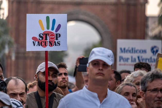 August 14, 2021, Barcelona, Spain: A placard saying, Stop vaccination, seen during the demonstration..Hundreds of people have gathered at the Arc de Triomphe against the campaign launched by the Department of Health and the Spanish Government to vaccinate children against Covid 19. Barcelona Spain - ZUMAs197 20210814_zaa_s197_207 Copyright: xPacoxFreirex