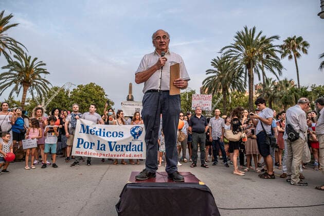 August 14, 2021, Barcelona, Spain: Popular pseudo scientist and anti Covid 19 vaccine activist, Josep PÃ mies speaking during the demonstration..Hundreds of people have gathered at the Arc de Triomphe against the campaign launched by the Department of Health and the Spanish Government to vaccinate children against Covid 19. Barcelona Spain - ZUMAs197 20210814_zaa_s197_210 Copyright: xPacoxFreirex