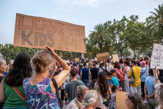 August 14, 2021, Barcelona, Spain: A protester holding a placard asking children to be left unvaccinated, during the demonstration..Hundreds of people have gathered at the Arc de Triomphe against the campaign launched by the Department of Health and the Spanish Government to vaccinate children against Covid 19. Barcelona Spain - ZUMAs197 20210814_zaa_s197_214 Copyright: xPacoxFreirex