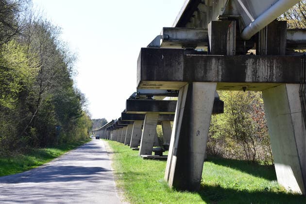 Transrapid Versuchsanlage in Lathen im Emsland Stillgelegte Versuchsanlage des Transrapid im emsländischen Lathen. Nach dem schweren Unfall mit 23 Toten und 10 Verletzten am 23. November 2006 wurde die Teststrecke der Magnetschwebebahn stillgelegt. Lathen Niedersachsen Deutschland *** Transrapid test facility in Lathen in Emsland Decommissioned test facility of the Transrapid in Lathen in Emsland After the serious accident with 23 dead and 10 injured on 23 November 2006, the test track of the magnetic levitation train was decommissioned Lathen Lower Saxony Germany