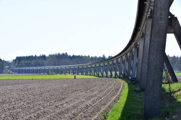 Transrapid Versuchsanlage in Lathen im Emsland Stillgelegte Versuchsanlage des Transrapid im emsländischen Lathen. Nach dem schweren Unfall mit 23 Toten und 10 Verletzten am 23. November 2006 wurde die Teststrecke der Magnetschwebebahn stillgelegt. Lathen Niedersachsen Deutschland *** Transrapid test facility in Lathen in Emsland Decommissioned test facility of the Transrapid in Lathen in Emsland After the serious accident with 23 dead and 10 injured on 23 November 2006, the test track of the magnetic levitation train was decommissioned Lathen Lower Saxony Germany
