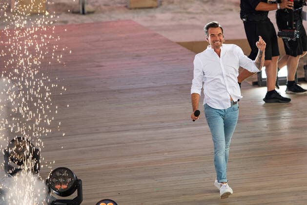 Bilder des Jahres 2021, Entertainment 08 August Entertainment Themen der Woche KW32 Schlagerstrandparty zum 40. von Florian Silbereisen Florian Silbereisen kommt auf die Bühne zur großen Schlagerstrandparty zu seinem 40. Geburtstag. Vor 30 Jahren, am 10. August 1991, begann seine TV-Karriere mit seinem allerersten Fernsehauftritt. Am 4. August wurde Florian Silbereisen 40. Er feiert sein Jubiläum und seinen Geburtstag mit einer ganz besonderen TV-Show: Die große Schlagerstrandparty zum Geburtstag. Foto: Guido Kirchner Pool DPA osnapix Gelsenkirchen Nordrhein-Westfalen Deutschland *** Florian Silbereisen comes on stage for the big Schlagerstrandparty for his 40th birthday 30 years ago, on 10 August 1991, his TV career began with his very first TV appearance On 4 August Florian Silbereisen turned 40 He celebrates h Poolfoto Foto: Guido Kirchner Pool DPA osnapix ,EDITORIAL USE ONLY