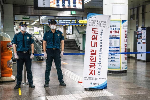 August 15, 2021, Seoul, South Korea: Police officers stand in front of a closed gate of Gwanghwamun station in Seoul..South Korean police sets up bus walls and checkpoints to block the protestors in Seoul. South Korea has banned protests ahead of the National Liberation Day, bewaring of revival of coronavirus outbreak caused by an anti-government rally last August. Seoul South Korea - ZUMAs197 20210815_zaa_s197_020 Copyright: xSimonxShinx