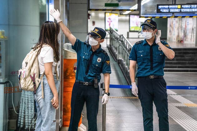 News Bilder des Tages August 15, 2021, Seoul, South Korea: Police officers at Gwanghwamun station give directions to a woman..South Korean police sets up bus walls and checkpoints to block the protestors in Seoul. South Korea has banned protests ahead of the National Liberation Day, bewaring of revival of coronavirus outbreak caused by an anti-government rally last August. Seoul South Korea - ZUMAs197 20210815_zaa_s197_021 Copyright: xSimonxShinx