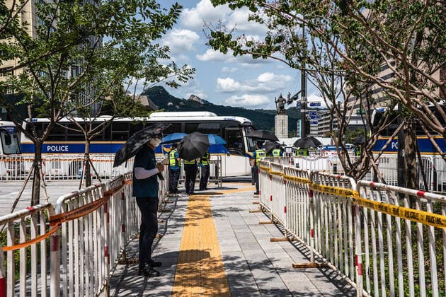 August 15, 2021, Seoul, South Korea: Police officers stand along the fences erected in Seoul..South Korean police sets up bus walls and checkpoints to block the protestors in Seoul. South Korea has banned protests ahead of the National Liberation Day, bewaring of revival of coronavirus outbreak caused by an anti-government rally last August. Seoul South Korea - ZUMAs197 20210815_zaa_s197_022 Copyright: xSimonxShinx