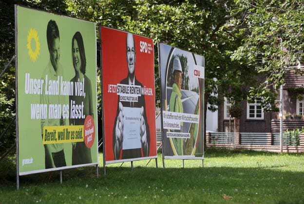 Erfurt election posters 15 08 2021 , Erfurt, large-scale election posters for the Bundestag election Bündnis90 Die Grünen with Robert Habeck and Annalena Baerbock Our country can do a lot if you let it , next to it SPD with Olaf Scholz Now choose stable pensions and CDU with