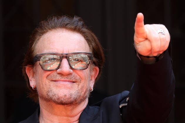 Entertainment Bilder des Tages PXL_Bono Vox arrived at the 27th Sarajevo Film Festival Bono Vox, frontman of the Irish group U2, arrived at the 27th Sarajevo Film Festival in Sarajevo on August 15, 2021. Bono Vox arrived as a guest of honor from director Wim Wenders as a screening of a restored version of his film A Million Dollar Hotel was shown today. A large number of citizens gathered at the Festival Square where Bona was greeted with applause, and this famous musician signed the photos they held and greeted those present, and many took the opportunity to take photos with him. ArminxDurgut PIXSELL