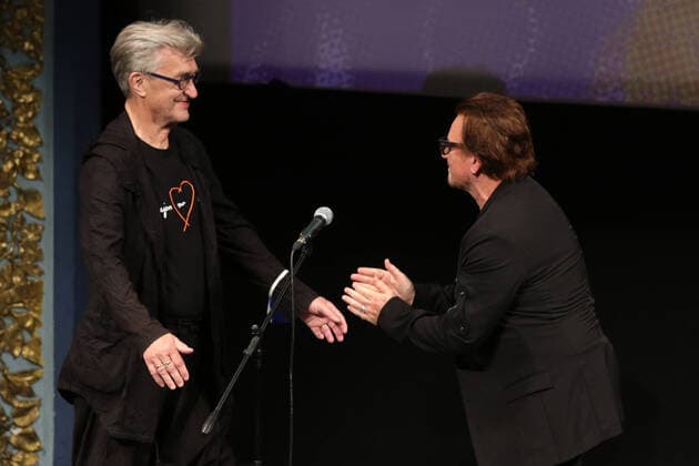Bilder des Jahres 2021, Entertainment 08 August Entertainment Themen der Woche KW32 PXL_Bono Vox arrived at the 27th Sarajevo Film Festival Bono Vox, frontman of the Irish group U2, arrived at the 27th Sarajevo Film Festival in Sarajevo on August 15, 2021. Bono Vox arrived as a guest of honor from director Wim Wenders as a screening of a restored version of his film A Million Dollar Hotel was shown today. A large number of citizens gathered at the Festival Square where Bona was greeted with applause, and this famous musician signed the photos they held and greeted those present, and many took the opportunity to take photos with him. ArminxDurgut PIXSELL