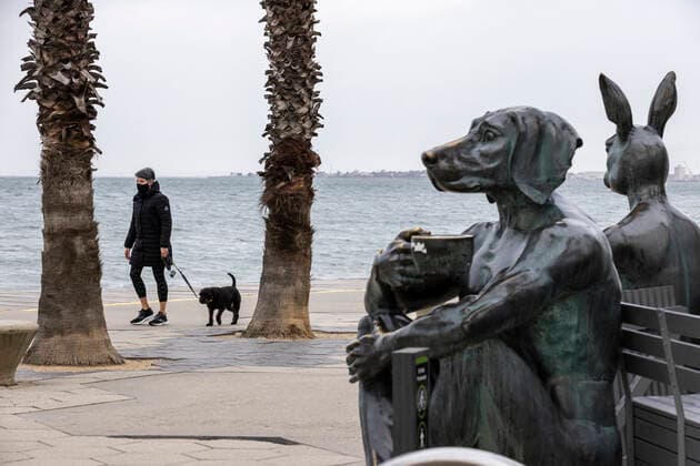 VICTORIA CORONAVIRUS COVID19, A person walks their dog along St Kilda foreshore in Melbourne, Monday, August 16, 2021. Melbourne s lockdown has been extended to at least August 19 to contain a growing outbreak of the Delta variant of COVID-19. ( NO ARCHIVING, EDITORIAL USE ONLY, NO USE IN BOOKS WITHOUT CONSENT MELBOURNE VIC AUSTRALIA  Copyright: xDANIELxPOCKETTx 20210816001567246878