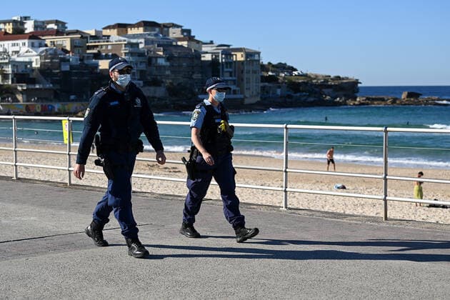 NSW CORONAVIRUS COVID19, NSW Police officers patrol Bondi Beach in Sydney, Monday, August 16, 2021. All of NSW is under strict lockdown after a record number of COVID-19 cases that have authorities concerned for the healthcare system. ( NO ARCHIVING, EDITORIAL USE ONLY, NO USE IN BOOKS WITHOUT CONSENT SYDNEY NSW AUSTRALIA  Copyright: xBIANCAxDExMARCHIx 20210816001567252415