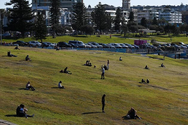 NSW CORONAVIRUS COVID19, Members of the sit on the grass at Bondi Beach in Sydney, Monday, August 16, 2021. All of NSW is under strict lockdown after a record number of COVID-19 cases that have authorities concerned for the healthcare system. ( NO ARCHIVING, EDITORIAL USE ONLY, NO USE IN BOOKS WITHOUT CONSENT SYDNEY NSW AUSTRALIA  Copyright: xBIANCAxDExMARCHIx 20210816001567252501
