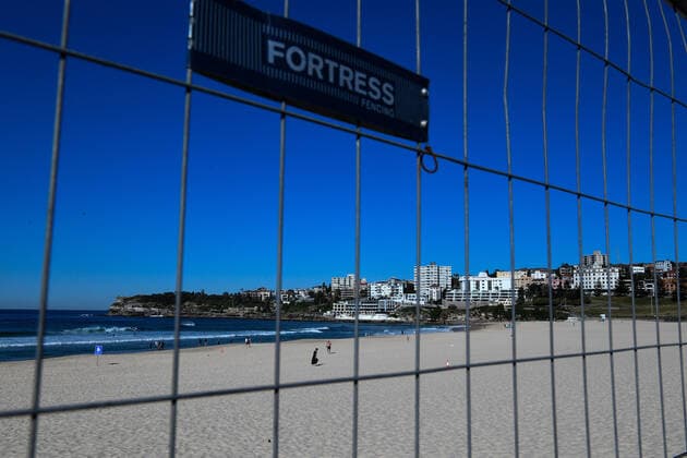 NSW CORONAVIRUS COVID19, A relatively empty Bondi Beach in Sydney, Monday, August 16, 2021. All of NSW is under strict lockdown after a record number of COVID-19 cases that have authorities concerned for the healthcare system. ( NO ARCHIVING, EDITORIAL USE ONLY, NO USE IN BOOKS WITHOUT CONSENT SYDNEY NSW AUSTRALIA  Copyright: xBIANCAxDExMARCHIx 20210816001567263125