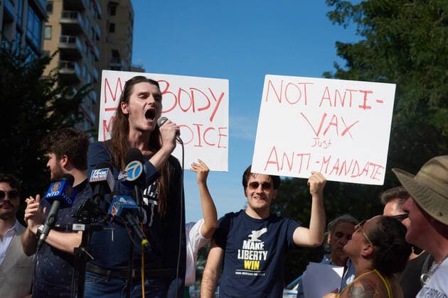 August 15, 2021, Brooklyn, New York, USA: MAGA activist, Scott Presler, speaks at protest outside Gracie Mansion against the New York City vaccine mandate, beginning August 16th, which will require proof of vaccination for indoor dining, gyms and entertainment venues. New York, New York 20210815.NEW Brooklyn USA - ZUMAl171 20210815_znp_l171_016 Copyright: xEdnaxLeshowitzx