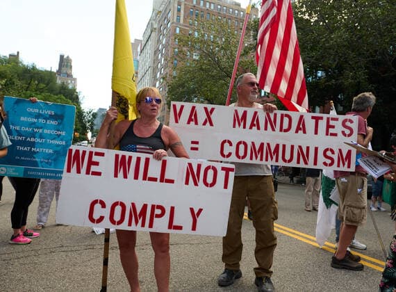 August 15, 2021, Brooklyn, New York, USA: Protesters gather outside Gracie Mansion to rally against the New York City vaccine mandate, beginning August 16th, which will require proof of vaccination for indoor dining, gyms and entertainment venues. New York, New York 20210815.NEW Brooklyn USA - ZUMAl171 20210815_znp_l171_043 Copyright: xEdnaxLeshowitzx