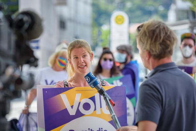 The party Volt starts on Sunday 15 08 2021 on the Gustav Regler Platz in Saarbrücken their election campaign for the Bundestag election 2021 Representatives of the regional association Saar pull together with Volt members from Rhineland-Palatinate as living election campaign posters from the city hall to th bub