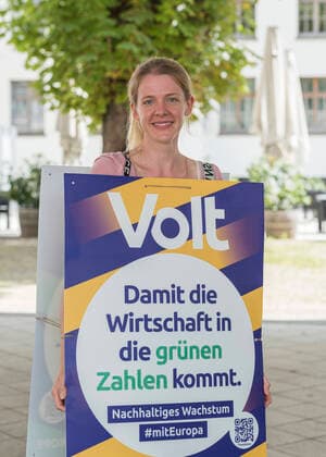 The party Volt starts on Sunday 15 08 2021 on the Gustav Regler Platz in Saarbrücken their election campaign for the Bundestag election 2021 Representatives of the regional association Saar pull together with Volt members from Rhineland-Palatinate as living election campaign posters from the city hall to th bub