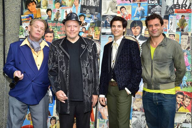 Bilder des Jahres 2021, Entertainment 08 August Entertainment Themen der Woche KW33 Der Letzte Tanz, die Rex-Gildo-Story Ben Becker, Rosa von Praunheim, (Regisseur) Kilian Berger, Kai Schumann Fototermin am Set von, der letzte Tanz, Die Rex-Gildo Story auf dem Studio RBB Gelände in Berlin am 16.08.2021 *** The Last Dance, The Rex Gildo Story Ben Becker, Rosa von Praunheim, Director Kilian Berger, Kai Schumann Photo session on the set of, The Last Dance, The Rex Gildo Story on the Studio RBB lot in Berlin on 16 08 2021 Photopress Mueller
