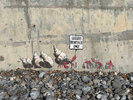 Streetart-Künstler Banksy hat Urlaub im Küstenort Cromer gemacht und dabei ein Graffiti am Meer hinterlassen *** Street art artist Banksy has holidayed in the seaside town of Cromer and left some graffiti by the sea while he was there bub