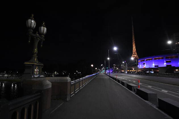VICTORIA CORONAVIRUS COVID19, An empty footpath is seen ahead of the curfew in Melbourne, Monday, August 16, 2021. Victorian Premier Daniel Andrews today announced a night curfew which came into effect at 11.59pm on Monday. ( NO ARCHIVING, EDITORIAL USE ONLY, NO USE IN BOOKS WITHOUT CONSENT MELBOURNE VIC AUSTRALIA  Copyright: xJAMESxROSSx 20210816001567370175